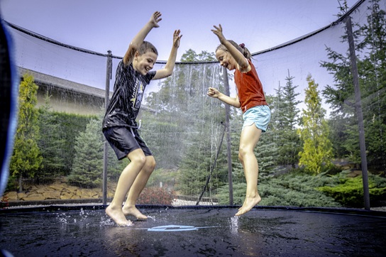 Деца, играещи на открито