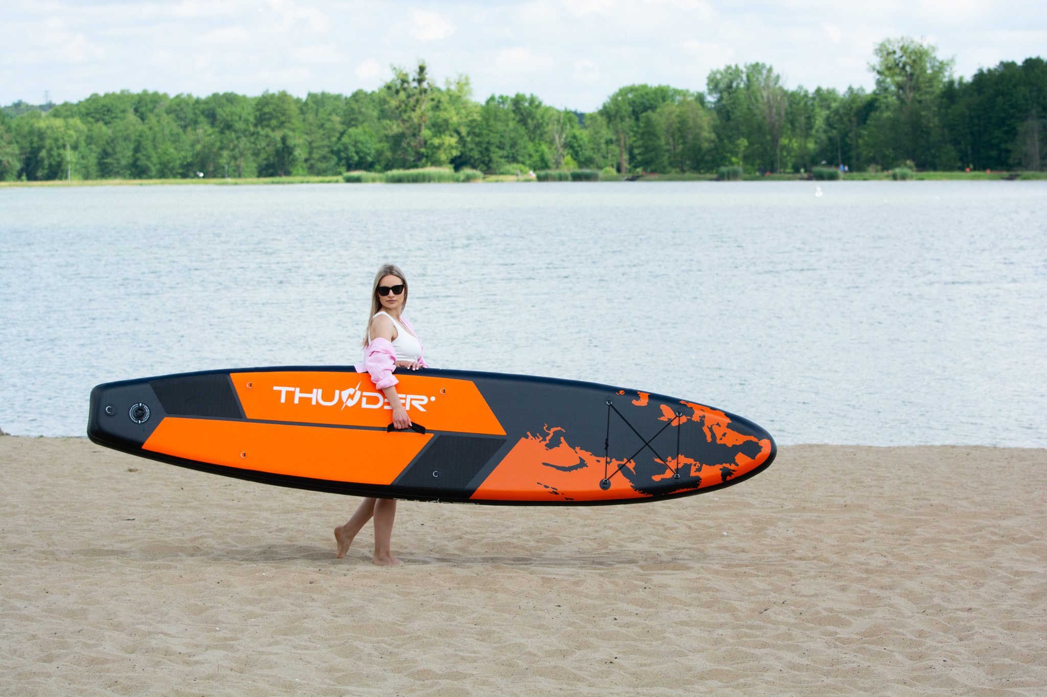 Двама души на дъски SUP